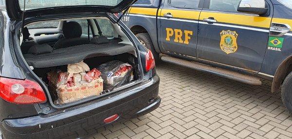 PRF flagra homens transportando maconha no porta malas de carro