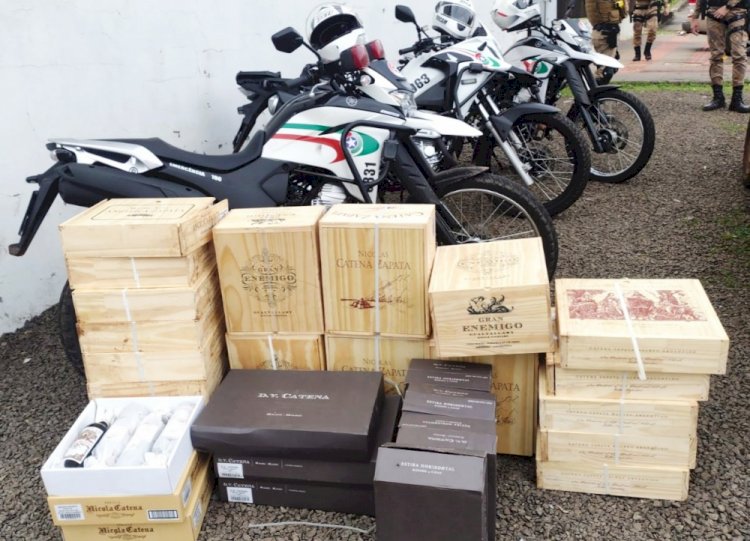 Polícia Militar apreende 30 caixas de vinho oriundas da Argentina em São Miguel do Oeste