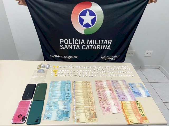 Motorista de aplicativo é presa enquanto realizava entrega de drogas em Mondaí