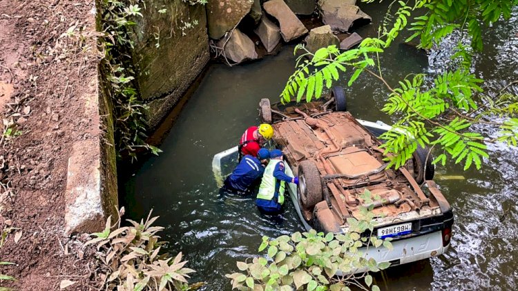 Homem é resgatado com vida após cair de ponte com carro em São Miguel do Oeste