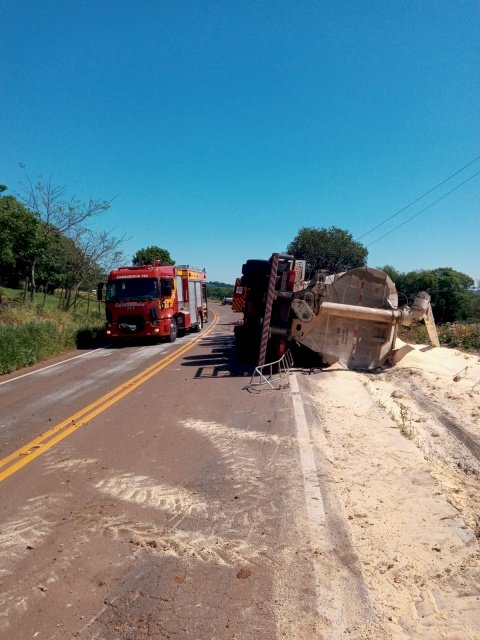 Tombamento de caminhão deixa uma pessoa ferida em Iporã do Oeste