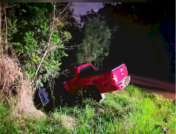 Caminhonete roubada é abandonada em córrego após perseguição da PM