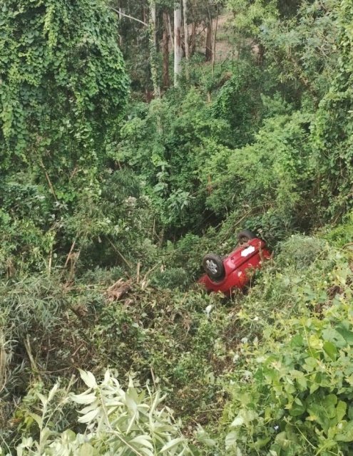 Condutora sai da pista e cai em ribanceira após desviar de caminhão na BR-282