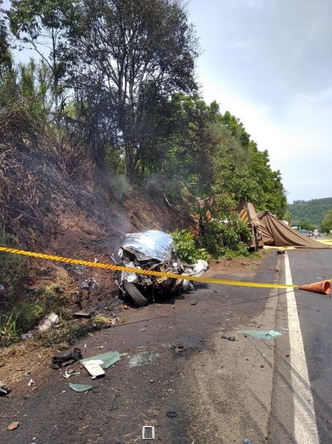 Grave acidente deixa uma vítima carbonizada após colisão com caminhão em Cunha Porã