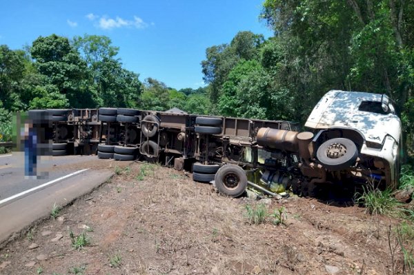 Caminhão carregado com adubo tomba e interdita rodovia no Oeste