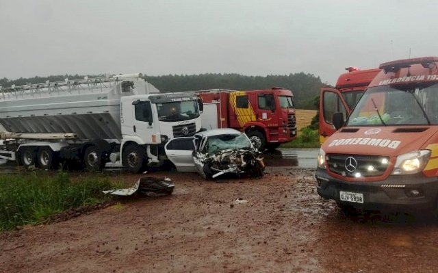 Mulher perde a vida e motorista fica gravemente ferido em acidente na divisa do PR com SC