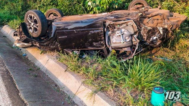 Motorista foge após causar capotamento e deixar própria filha ferida para trás na BR-282