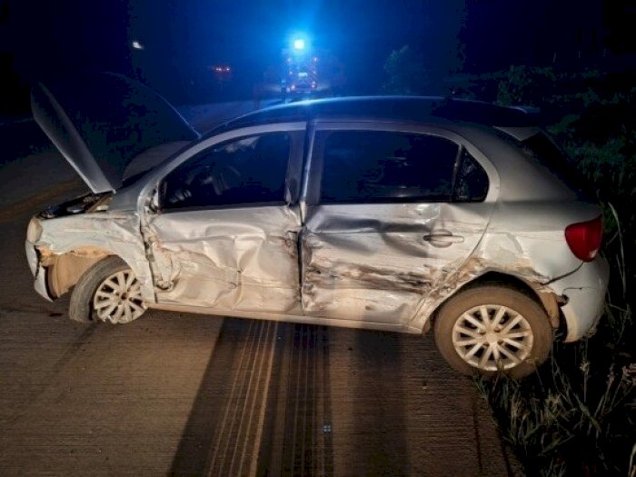 Caminhão Paraguaio colide com automóvel na BR-163