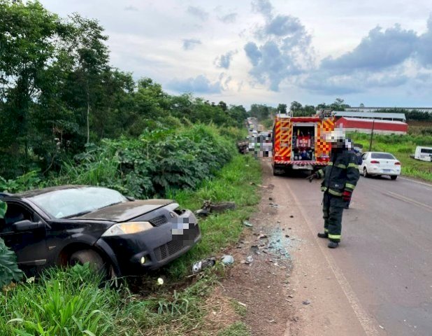 Cinco pessoas ficam feridas em colisão envolvendo caminhão e dois carros