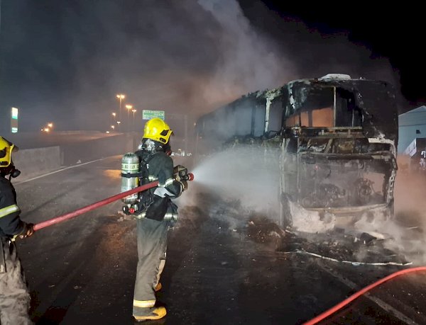 Ônibus que transportava mais de 40 passageiros é destruído por incêndio em Chapecó