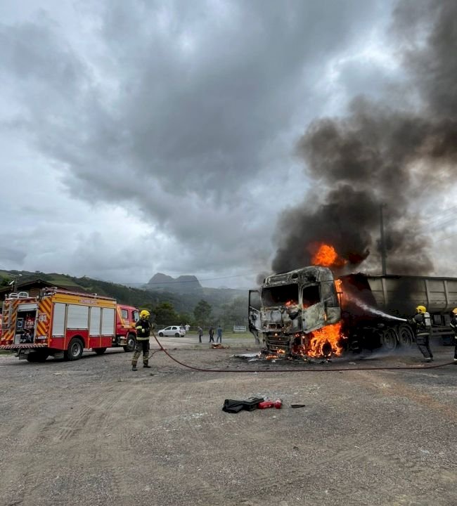 Cabine de caminhão é destruída por incêndio na BR-282