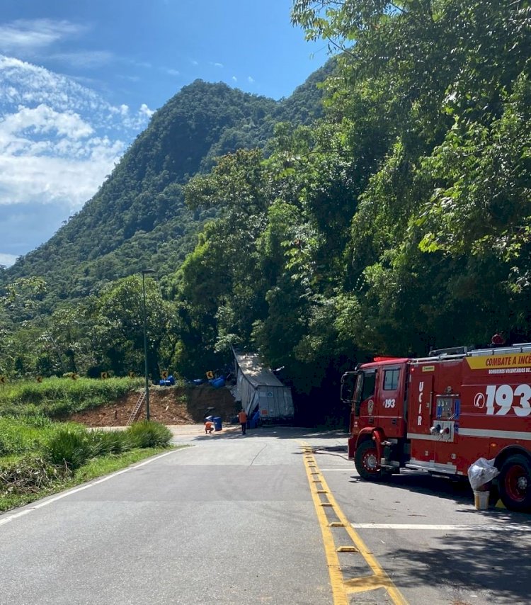 Caminhão carregado com produto perigoso tomba na Serra Dona Francisca