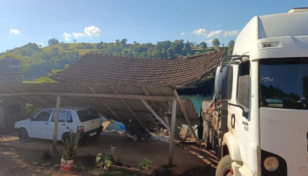 Caminhão sem freios atinge casa e surpreende moradores no Oeste