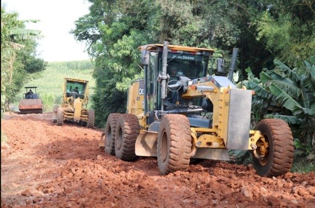 Setor de Obras de Iporã do Oeste recupera estradas danificadas pelas chuvas