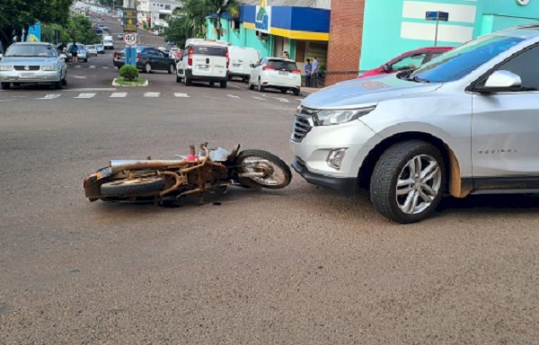 Acidente envolve carro e moto no centro de Mondaí