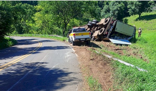 Caminhão sai da pista e tomba no Extremo-Oeste