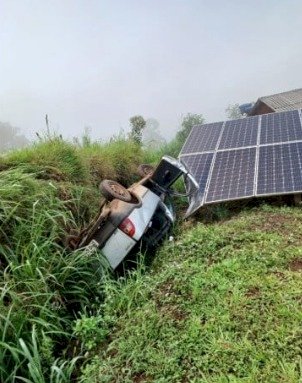 Condutor fica preso em veículo por mais de sete horas após acidente