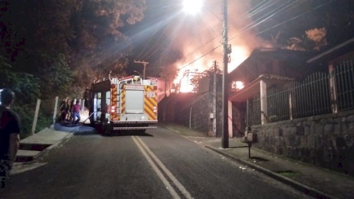 Incêndio destroi duas residências em Itapiranga