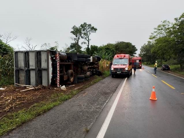 Caminhão tomba depois de saída de pista