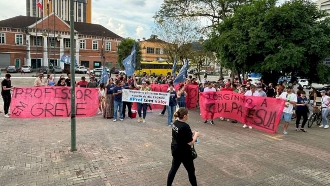 Governo de SC nega principal reivindicação de professores e vai descontar salário por greve