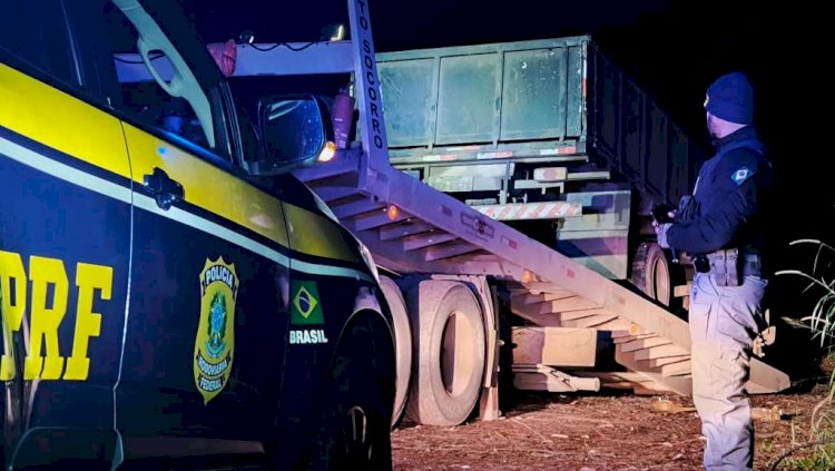 Motorista é flagrado dirigindo caminhão à noite com lanterna de celular