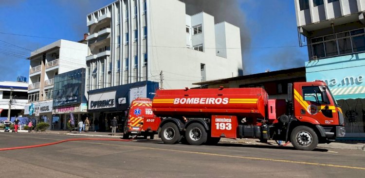 Bombeiros combatem incêndio no centro de São Miguel do Oeste