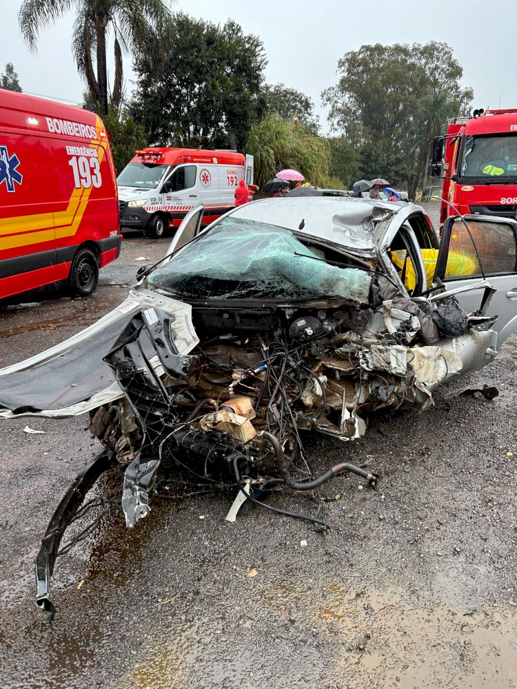 Motorista de carro morre em colisão entre três veículos na BR-282