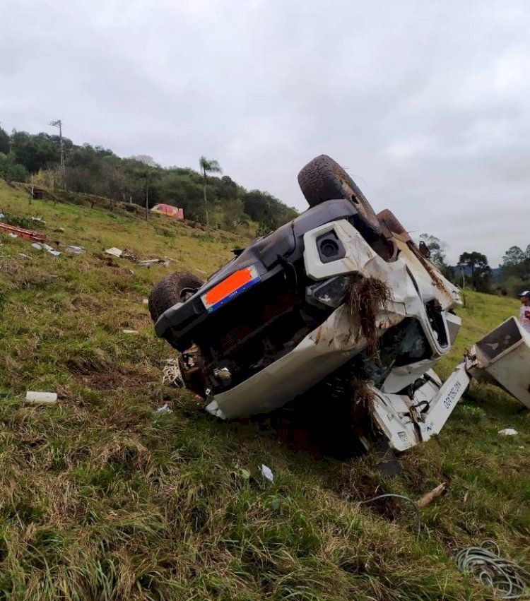 Caminhonete da Celesc sai da pista e capota em ribanceira