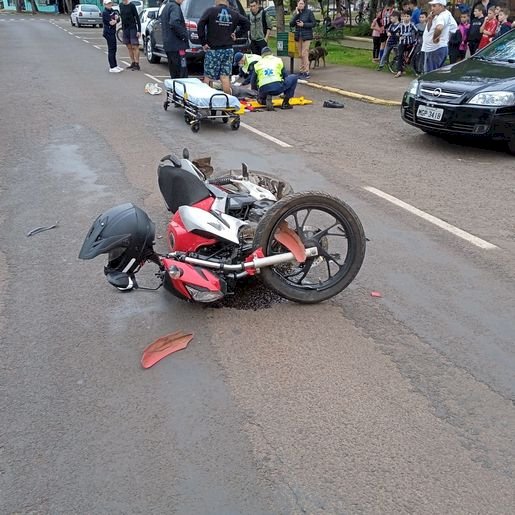 Homem fica ferido em colisão entre carro e moto em Itapiranga