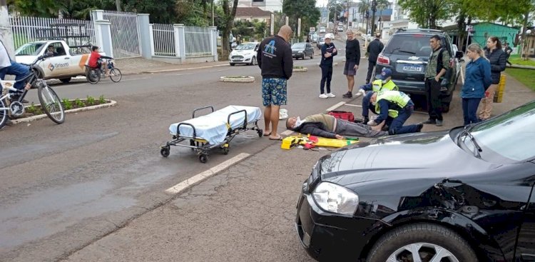 Homem fica ferido em colisão entre carro e moto em Itapiranga