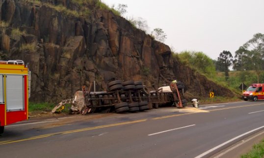 Tombamento de carreta causa derramamento de óleo na SC-157