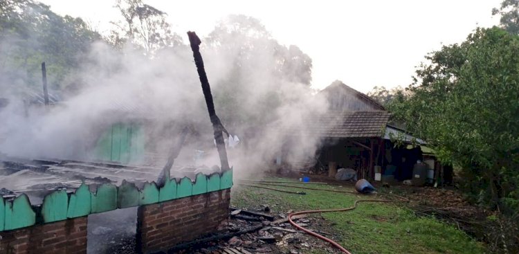 Casa é destruída por incêndio no interior de São João do Oeste