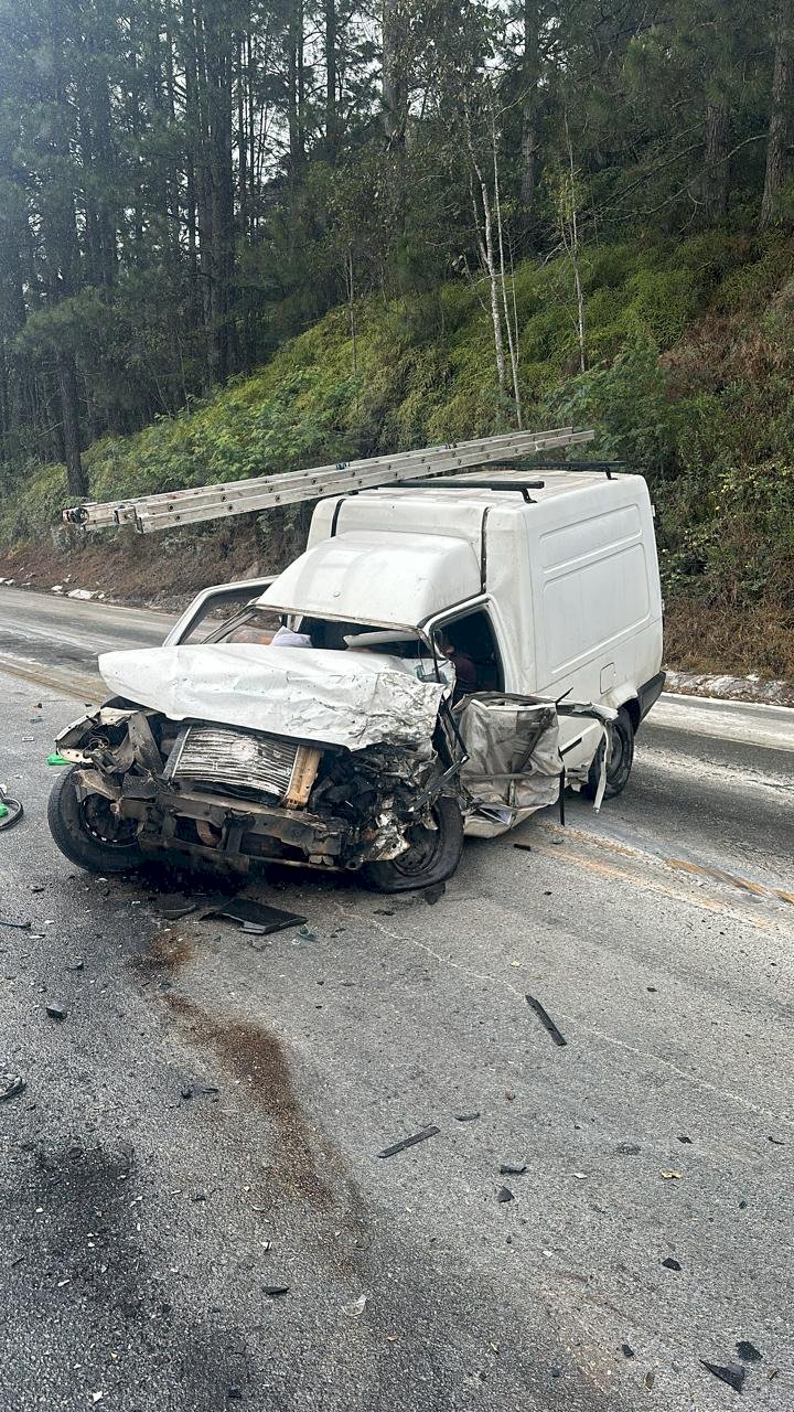 Ambulância da Secretaria de Saúde de Chapecó se envolve em grave acidente na BR-282