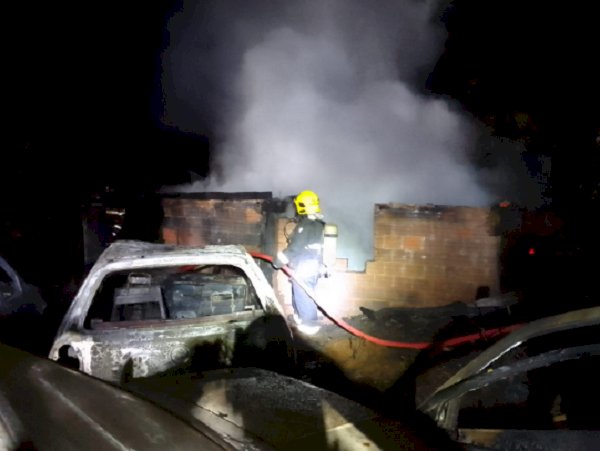 Casa e veículos são destruídos pelo fogo no interior de Descanso