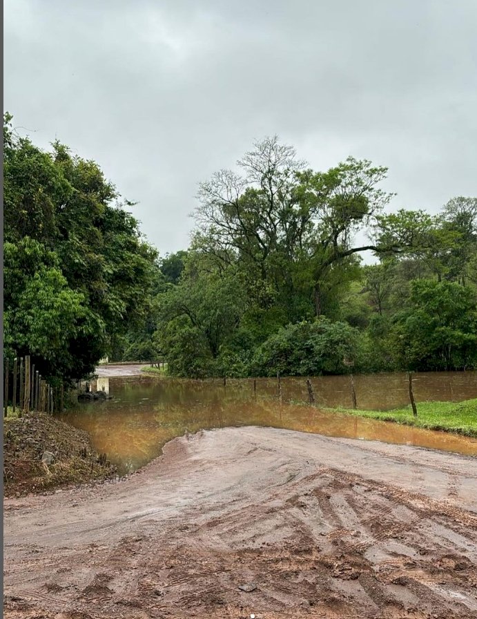 Rio Macaco Branco invade estradas do interior de Itapiranga - SC