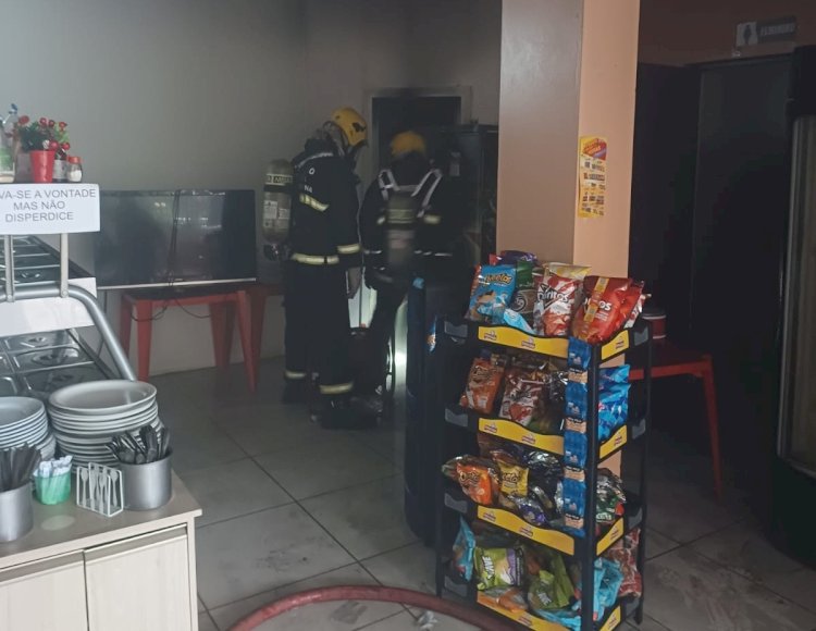 Lanchonete é atingida por incêndio no centro de Itapiranga