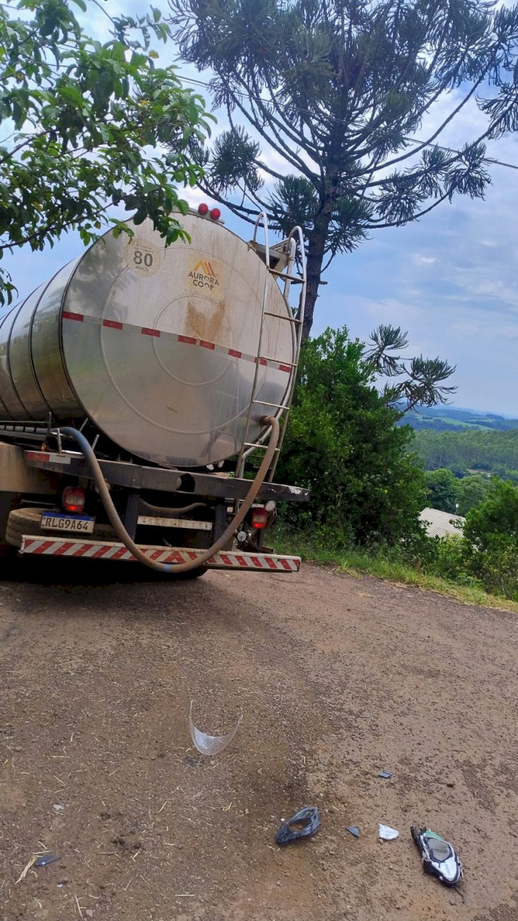 Homem morre em acidente envolvendo moto e caminhão no interior de Mondaí