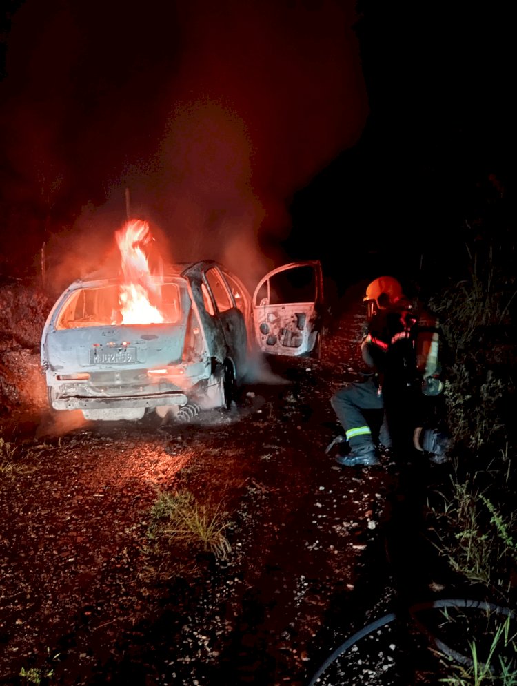 Carro é destruído por incêndio no interior de Itapiranga