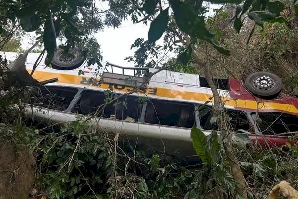 Ônibus escolar cai em ribanceira e deixa 18 mortos e 28 feridos