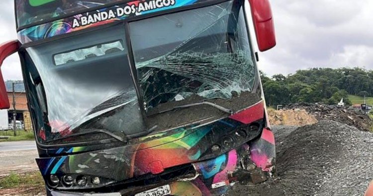 Falha mecânica: motorista evita tragédia com ônibus da Banda Legal