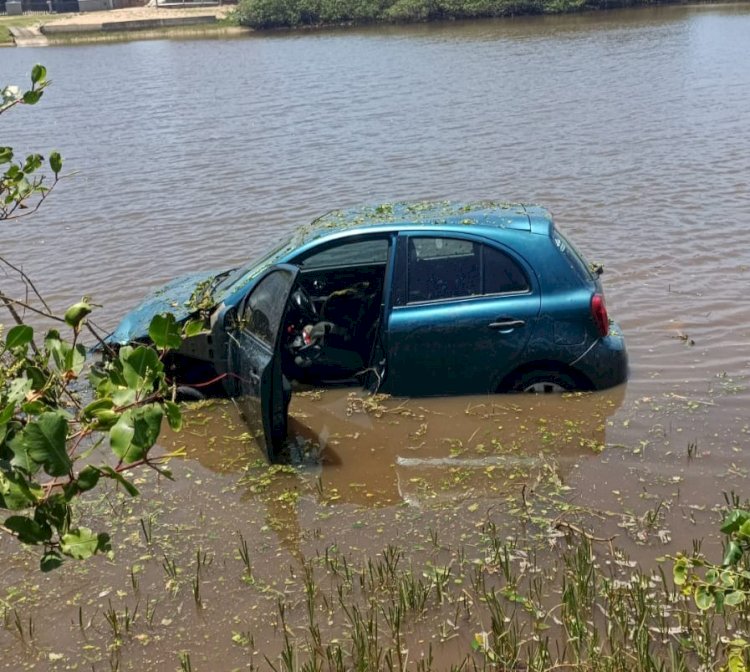 Durante fuga, motorista cai com veículo em lagoa e mais de 250 kg de maconha são apreendidos em Santa Catarina