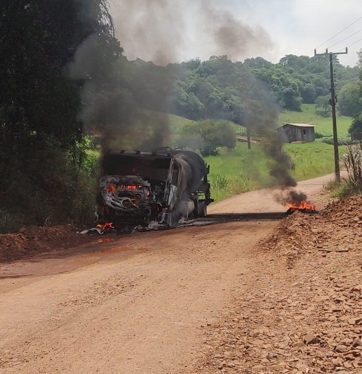 Caminhão explode e pega fogo no Oeste de Santa Catarina