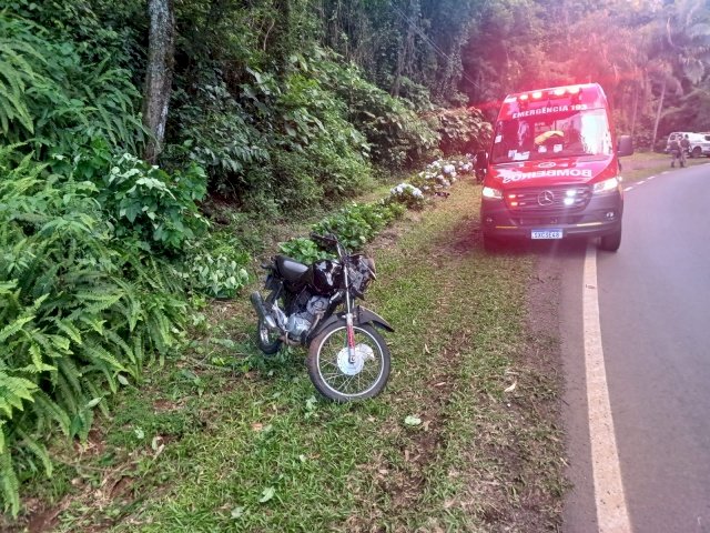 Motociclista sofre ferimentos graves em colisão com veículo