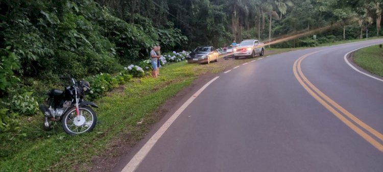 Motociclista sofre ferimentos graves em colisão com veículo