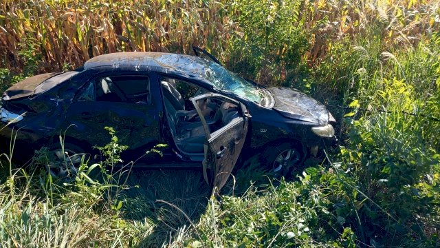 Carro capota na SC-283 em Mondaí; caroneiro sofre ferimento na mão