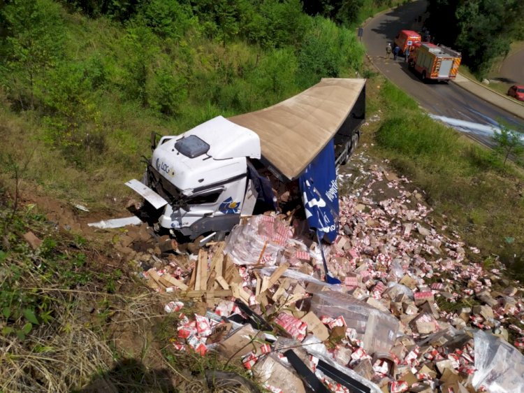 Homem fica ferido após carreta sair da pista no Oeste de Santa Catarina