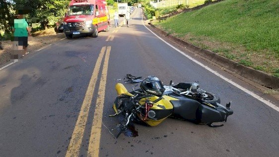 Motociclista fica ferido ao colidir contra carro em Itapiranga