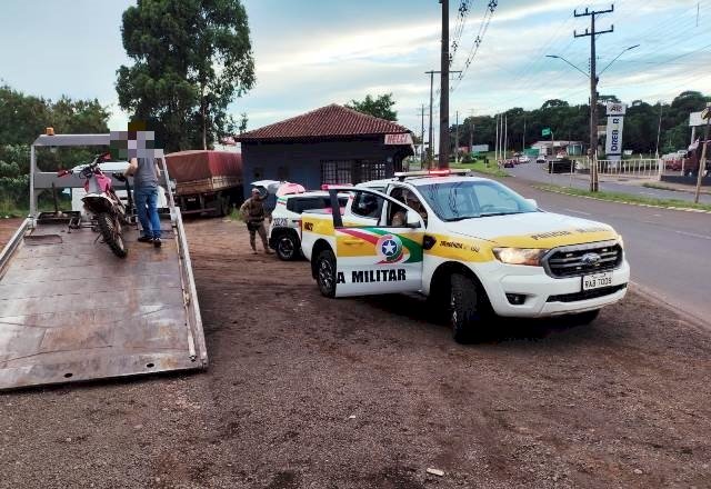 Homem é detido por furto, resistência e desobediência na SC-163