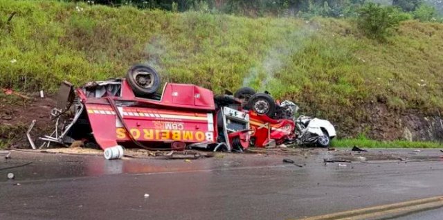 Colisão entre viatura dos bombeiros e carro deixa cinco mortos