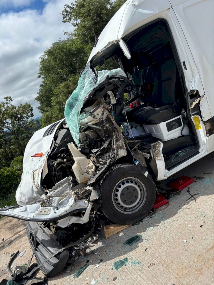 Colisão entre van e caminhão deixa motorista preso às ferragens no Oeste de Santa Catarina